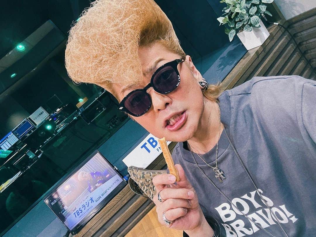 のインスタグラム：「「俺達には土曜日しかない」聴いてくれた皆様、ありがとう。お夜食に頂いたconeriのパイ＆ディップ、衝撃的に美味しかった。まちゃまちゃから「必ず持って帰って来て」とLINEが来たので、TBSの袋に入れてテイクアウト。毎週何かしら送ってくれる全国各地の蟹味噌リスナーちゃん達、マジありがとうよ。 #TBSラジオ #氣志團 #綾小路翔 #俺達には土曜日しかない #SATURDAYNiTE #TearsofSwan @tears_of_swan  #BOYSBRAVO #NSH @hiromu0820」