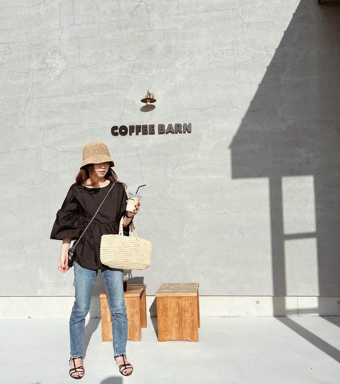 のインスタグラム：「⁡ 淡路島行った時のcode🐚 ⁡ 週末クロシェハットばっかり被ってるな👒 合わせやすくてお気に入り𓂃🫶 ⁡  @coffee_barn_awaji どこ撮ってもオシャレで 撮りまくり&私もたくさん撮ってもらっちゃった🫣 ⁡ 近かったらほんま通いたいレベルなぐらい オシャレで居心地良くて美味しかった𓂃🥹💓 ⁡ ⁡ ⁡ ⁡ ⁡ #coffeebarn#cafe#mamacode#uniqlo#coca #淡路島#淡路島カフェ#淡路島グルメ#カフェ #カフェ巡り#ママコーデ#ママファッション #UNIQLOコーデ#UNIQLO購入品#着回しコーデ #カジュアルコーデ#クロシェハット#夏コーデ #2歳差育児#2歳差兄弟#2児ママ#男の子ママ #兄弟ママ#大阪ママ#北摂ママ#こどものいる暮らし #こどもとおでかけ#関西おでかけ」