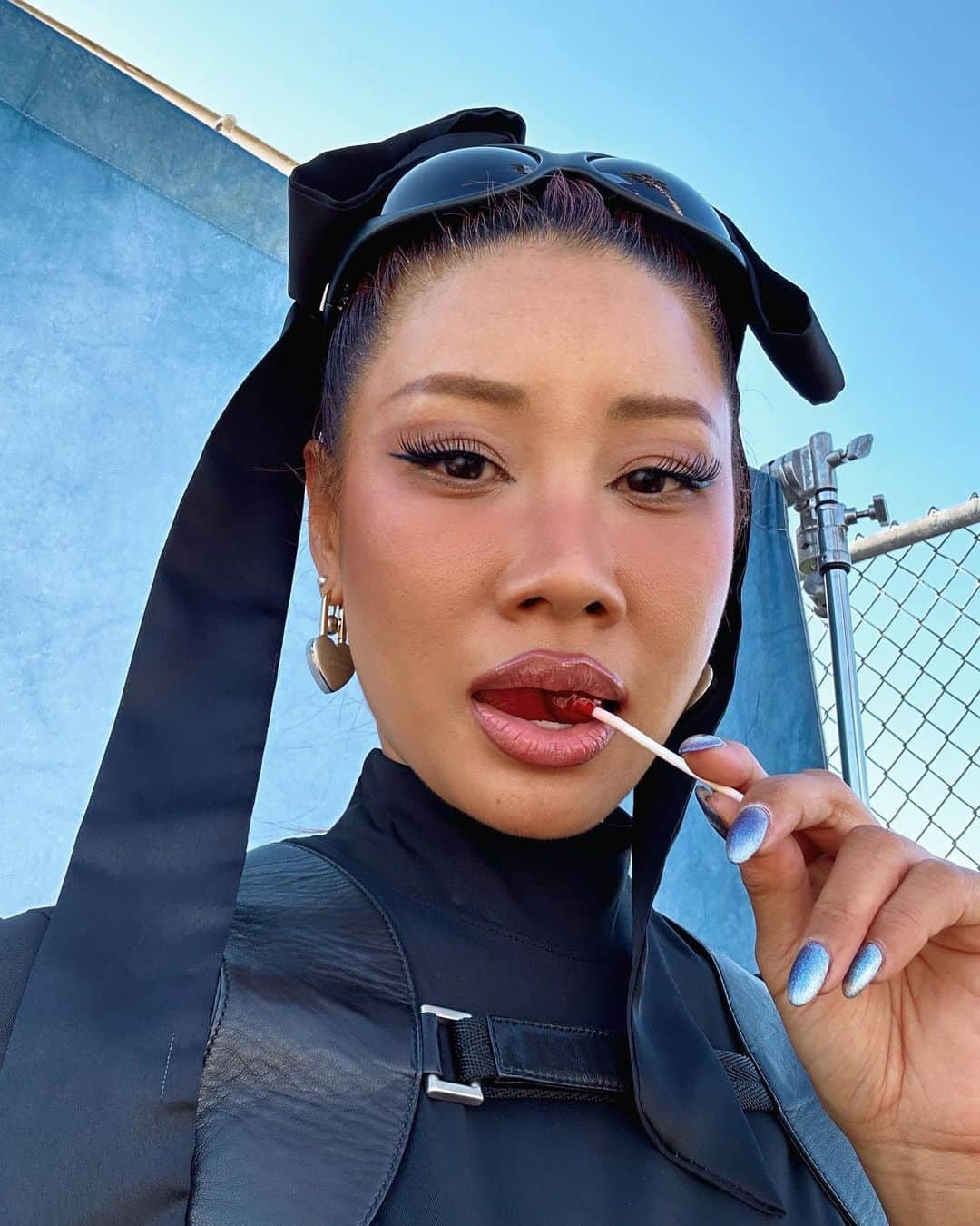 YOONのインスタグラム：「The #almanac said yesterday and today will bring an arrival. A 𝑃𝐸𝑅𝐹𝐸𝐶𝑇 𝓜𝓐𝓖𝓘𝓒 🖤🦇 Off to SHOOT DAY 2 🖤  #nike #ambush #NITESPORT #girlpower #nerdsrule #WWC #womensworldcup #unmatched #strawberrymoon」