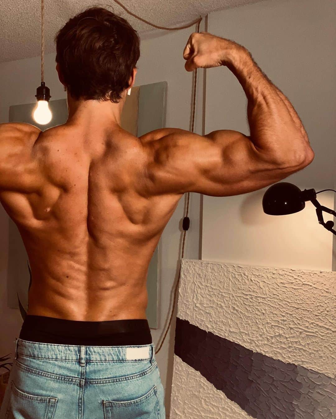 のインスタグラム：「If you were waiting for a sign to strength train this weekend, this is it.」