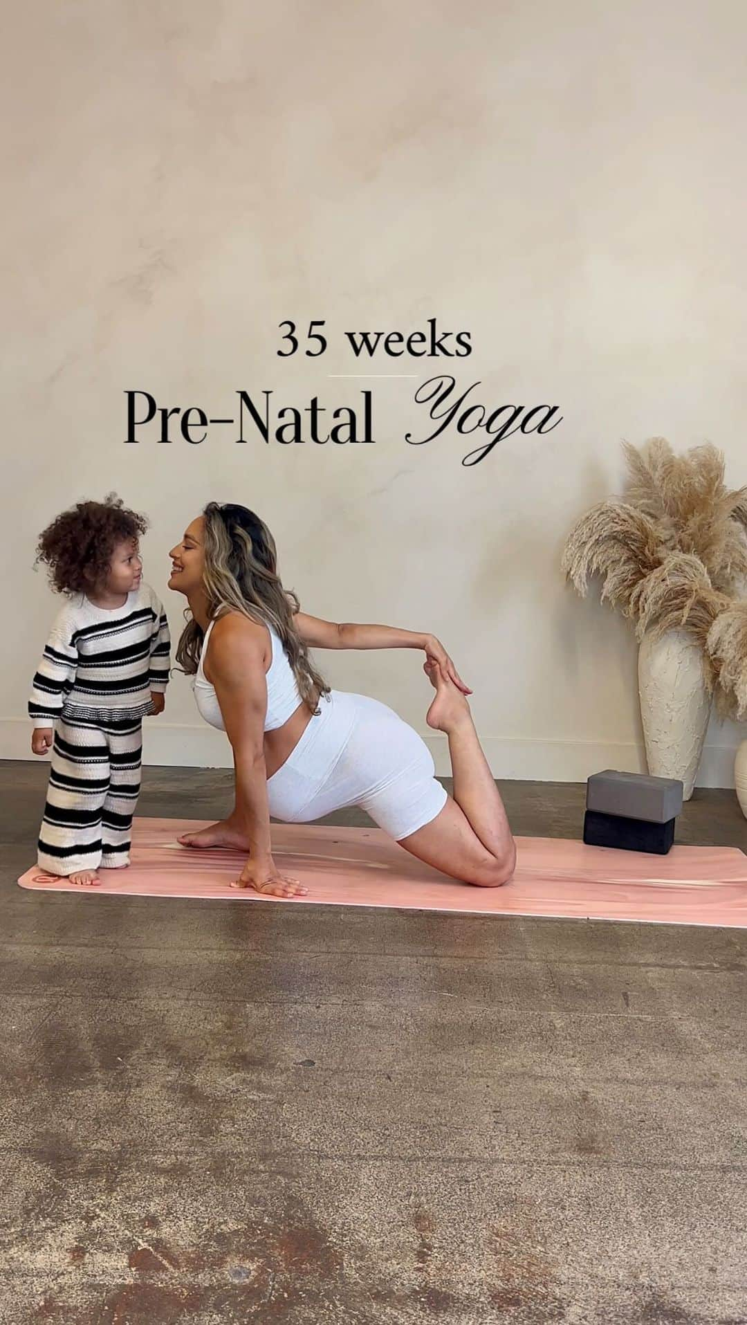 Sarah Mundoのインスタグラム：「YogaMAH yoga. Wait till the end for a sweet surprise from Bella 💖 Movement is very important during pregnancy and my yoga provides me with many benefits. I can’t wait to share my YogaMAH practice with everyone from pre-Natal yoga to the everyday practice.   Filmed @laloftstudios  #yoga #prenatalyoga #babyyoga #LA #fullmoon #wellness #health #flexibility」