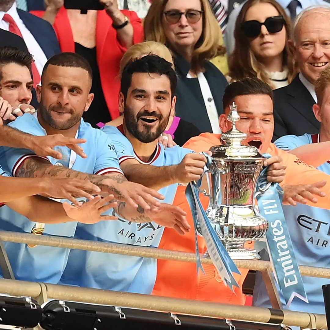 イルカイ・ギュンドアンさんのインスタグラム写真 - (イルカイ・ギュンドアンInstagram)「Simply a fantastic afternoon at Wembley 🫶🏼💙😍 This team is just exceptional 🔥 #FACup #Doublewinners 🏆🏆」6月4日 1時55分 - ilkayguendogan