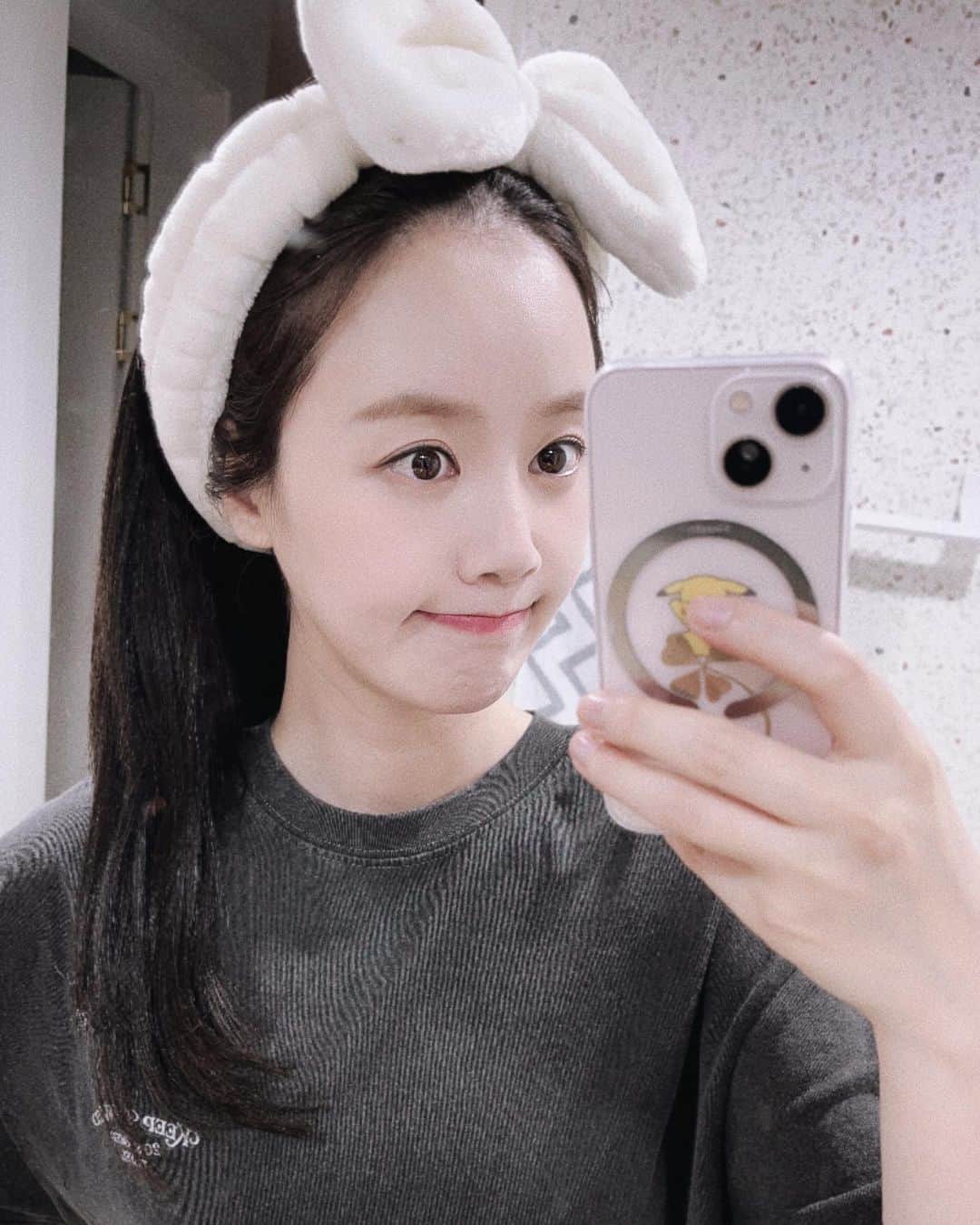 シン・ゴウンのインスタグラム：「보람찬 하루일을 끝냈더니  새벽1시가 넘었....  #낮에실컷놀다가밤에일하러나간거안비밀 #내눈이말똥말똥한건기분탓일거야 #우리유진이는왜눈이퀭하니 #힘내라  #파운틴오브워터스 #핸드워시내스타일 #바디워시추천👍  #사장님이너무이쁘심」