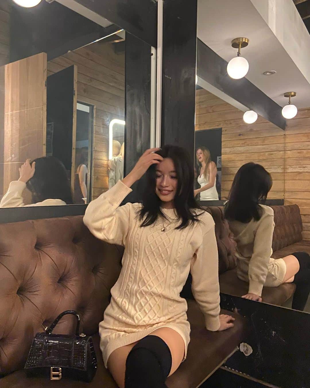 のインスタグラム：「黒髪に染めたの！自分で染めたからところどころ茶色が目立つのいやだ」