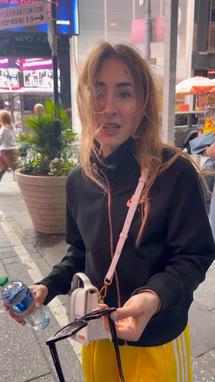 カルロッタ・フェリートのインスタグラム：「primo giorno a New York fortunato 😂」