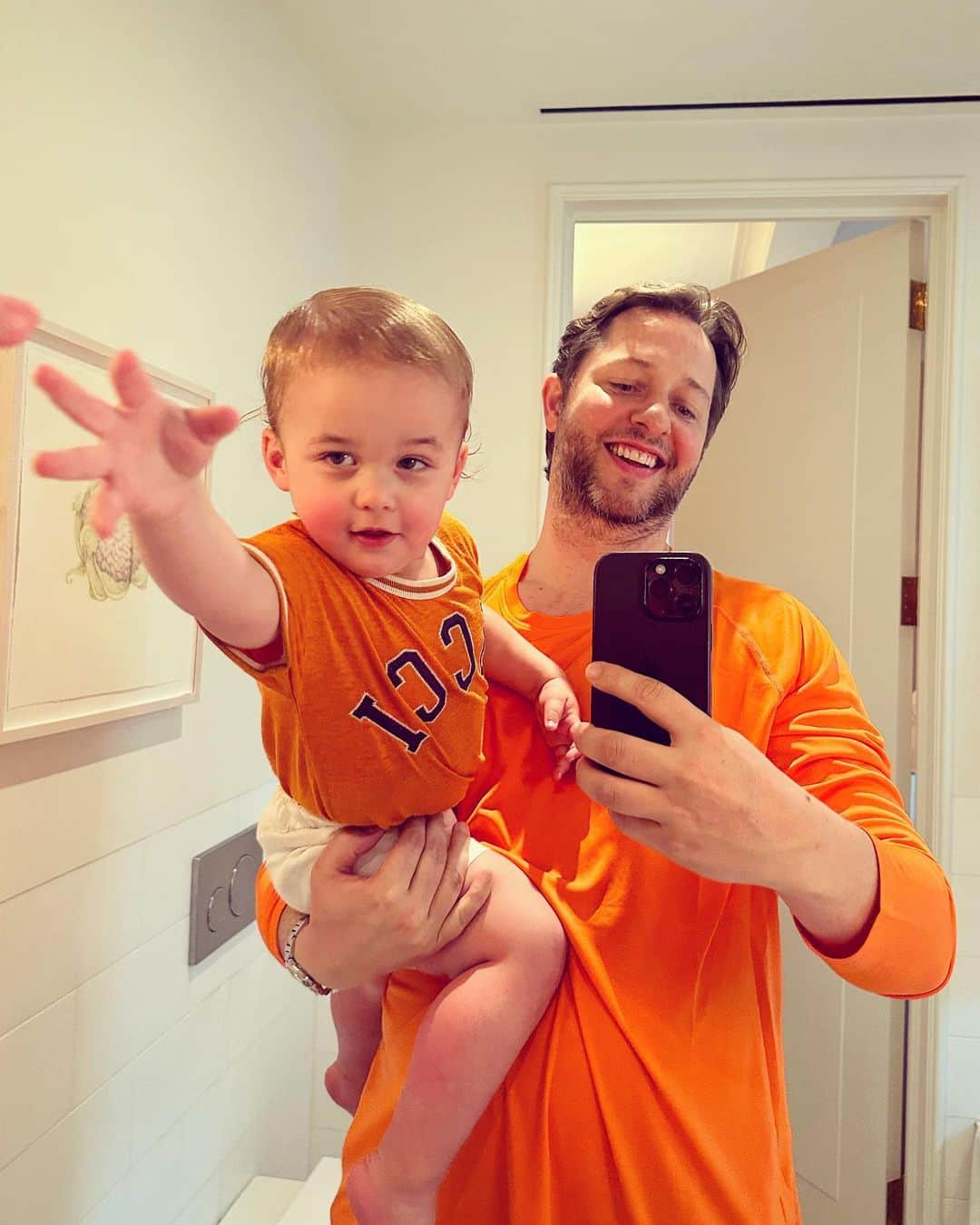 デレク・ブラスバーグのインスタグラム：「🧡 WE WEAR ORANGE FOR @everytown 🧡 Gun safety in this country is an issue I feel passionably about. Actually, I feel terrified about it. And having kids who are approaching school age has only reinforced my belief that we must ban assault rifles in this country. Not poems, not the word “gay,” not drag queens. Ban the guns. Ban the fucking guns! On behalf of parents everywhere, thank you to @everytown @momsdemand and @juliannemoore for being so resilient about this cause. And, yes. I know I'm a day late with this post—but you try and take a color-coordinated selfie with a pair of two-year-olds.」