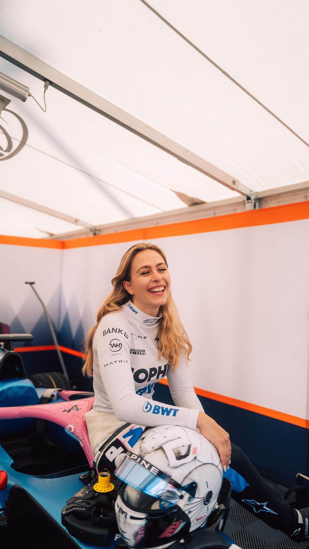 のインスタグラム：「Saturday in Barcelona ✔️ Started P27 cause of some brake issues yesterday in Quali but gained some positions in race 1 and finished P21 😌 Learning, working, improving 🖤 It’s about the big picture 💨 For all German / Austrian fans…I will be live on @skysportformel1 tomorrow before the @f1 race and commentate the Grand Prix at @orfmotorhome tomorrow🖤 // 📸 x @janbeyer // #sophia #sophia99 #changeagent #racegirl #racing #motorsport #f3 #unscripted #soptimism #BarcelonaGP」