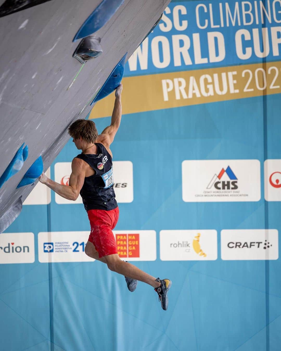 アレックス・メゴスのインスタグラム：「Prague 2023.  First world cup of the season for me is over.  Could have been better, could have been worse. Missed semis by a couple of spots. Thankfully the next chance is already around the corner! Brixen coming up next weekend 🤌🏼.   @patagonia_climb @petzl_official @tenayaclimbing @frictionlabs @physivantage @fazabrushes @tempehmanufaktur @cacaocrudo #stylefirst #carrotsforpower  Pic @janvirtphotography」