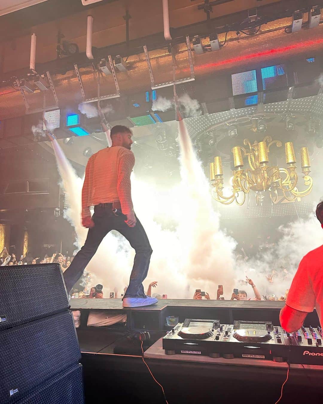 The Chainsmokersさんのインスタグラム写真 - (The ChainsmokersInstagram)「all of the bachelorettes in the club came on stage to celebrate self destruction mode. so sweet of them.」6月4日 2時39分 - thechainsmokers