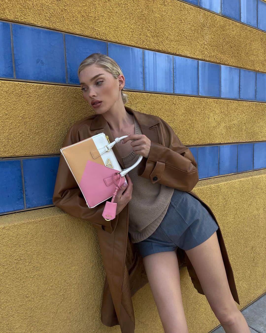エルザ・ホスクのインスタグラム：「@prada colors are poppin and so are you🌈 #pradagalleria」