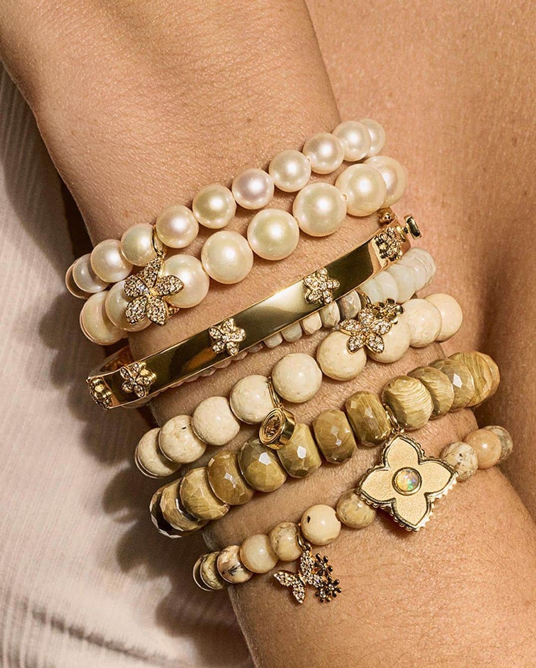 のインスタグラム：「Golden Hour 💛 Elevate your stack and make this summer one to remember. #SydneyEvan」