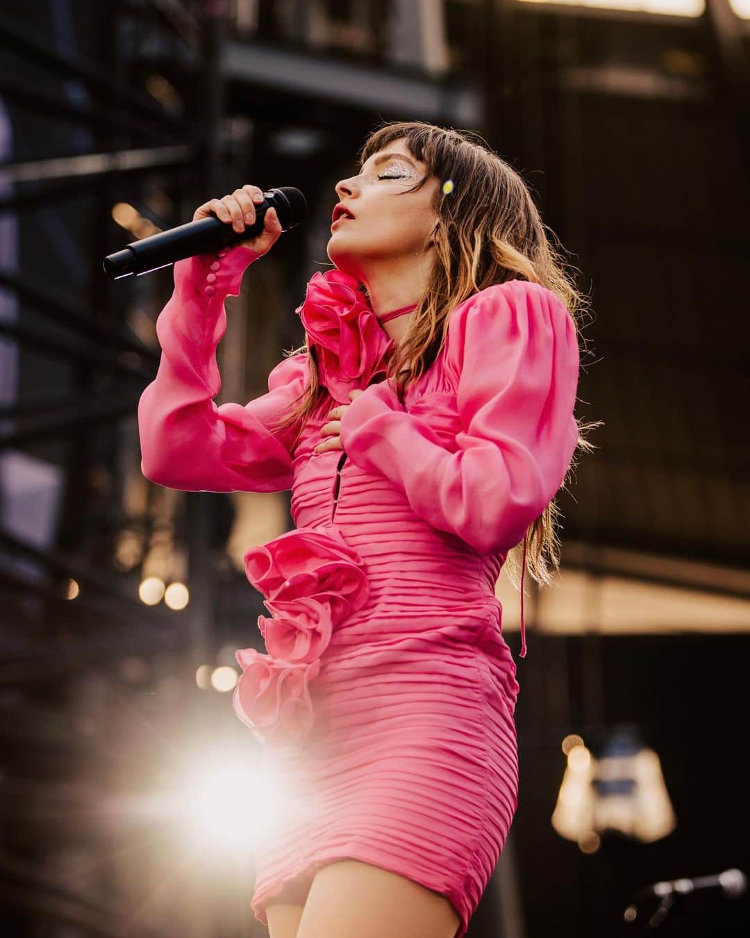 CHVRCHESさんのインスタグラム写真 - (CHVRCHESInstagram)「Live at Etihad Stadium 🖤 Thank you to Manchester and @coldplay for having us 📸 @annaleemedia」6月4日 3時03分 - chvrches