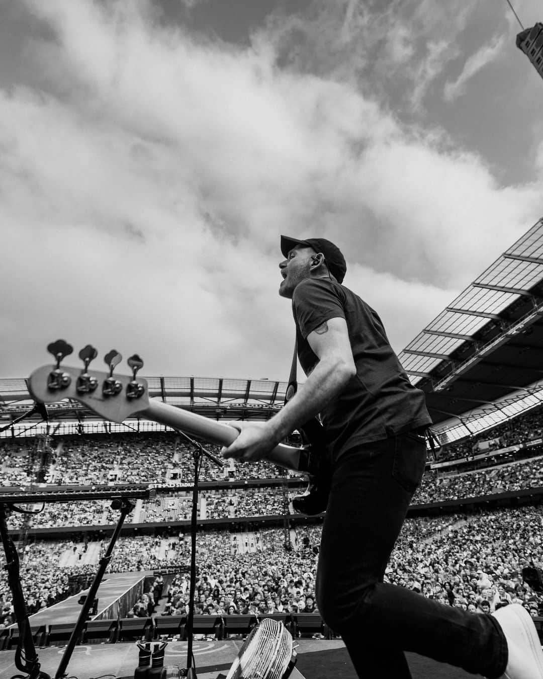 CHVRCHESさんのインスタグラム写真 - (CHVRCHESInstagram)「Live at Etihad Stadium 🖤 Thank you to Manchester and @coldplay for having us 📸 @annaleemedia」6月4日 3時03分 - chvrches