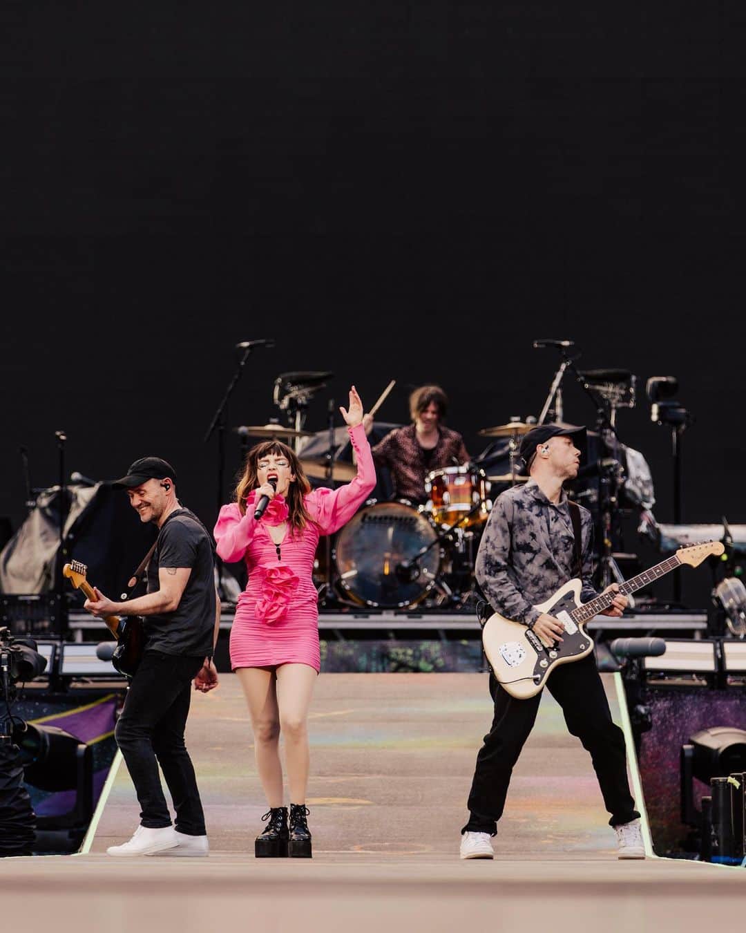CHVRCHESさんのインスタグラム写真 - (CHVRCHESInstagram)「Live at Etihad Stadium 🖤 Thank you to Manchester and @coldplay for having us 📸 @annaleemedia」6月4日 3時03分 - chvrches