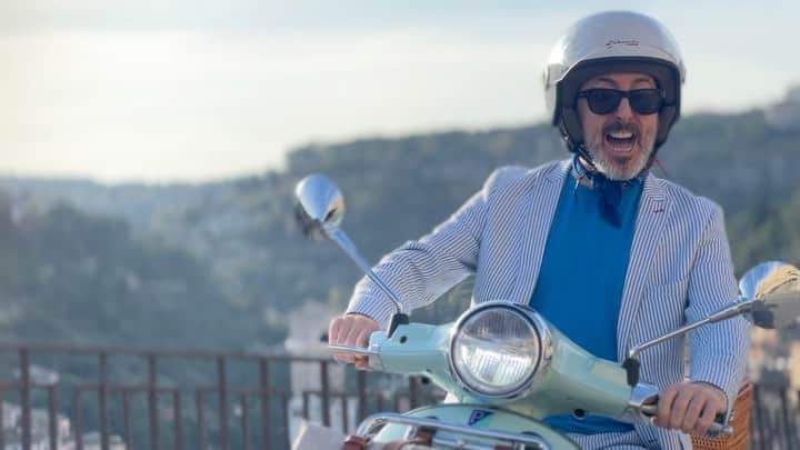アラン・カミングのインスタグラム：「It’s Saturday Night On Broadway and I’m living the dolce vita in Sicily!」