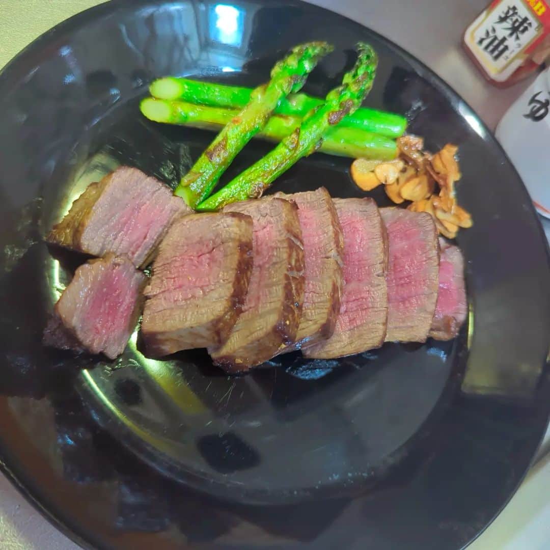 蛇足のインスタグラム：「【川村飯店】楽天で貰ったフィレステーキとスパイギアのアスパラ。 最高に美味かったぜ」