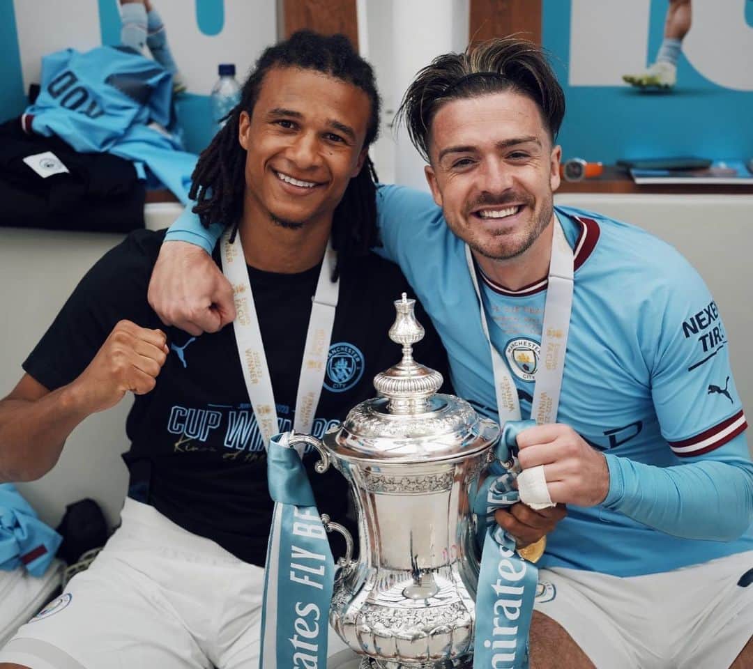 ナタン・アケのインスタグラム：「FA Cup winners! Hungry for more 💪🏽💙 @mancity」