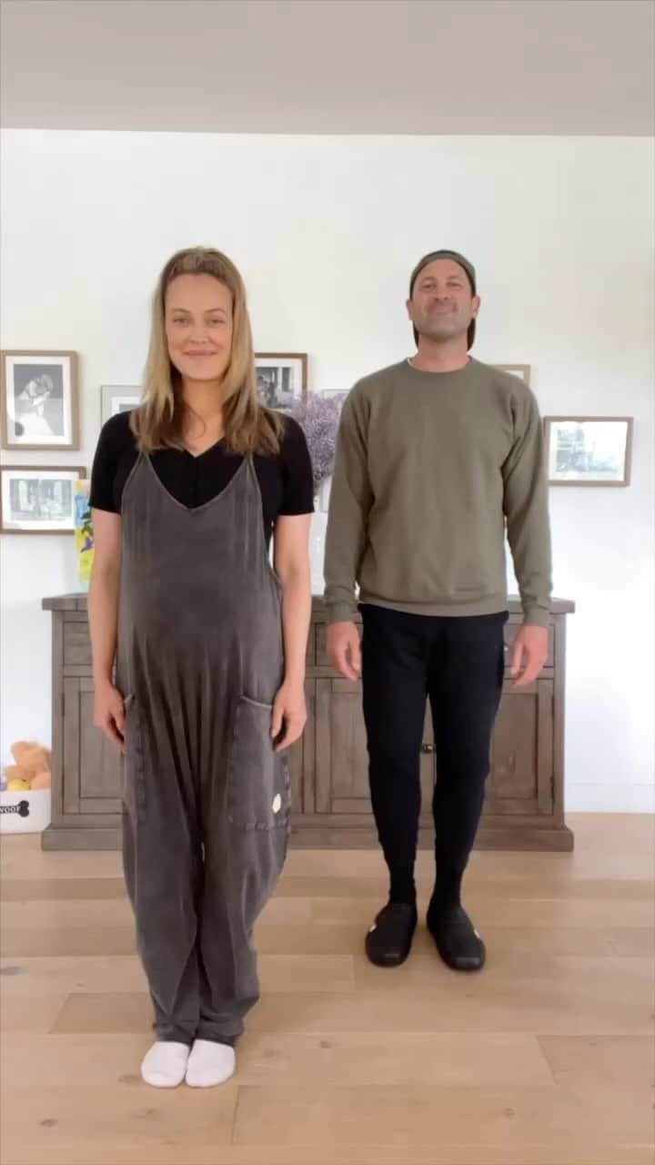 Peta Murgatroydのインスタグラム：「Happy Saturday Y’all ❕❕🤪  Starting our morning with #gloria always feels right haha!! We couldn’t stop laughing in this one …🤣  #familydance #abouttopop #38weekspregnant #pregnant #familytime」