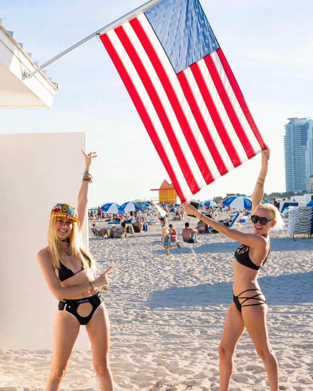 NERVOのインスタグラム：「USA weekend tour commenced 🫡🇺🇸☀️☀️ Thank you @zoukgrouplv & @goldroomchicago for showing us how it’s done 🙇‍♀️🔥🔥 next up, a double whammy ON A FRIKKEN BOAT and closing it off with a club night w/ @nebulanewyork WEOOOO🛥️🛥️🛥️💦👙💦👙💦 #usa #bigger #better #chicago #lasvegas #newyork #edm #tour #NERVOontour」