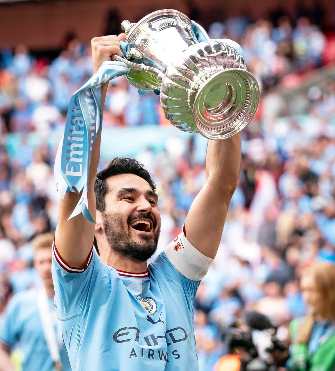 イルカイ・ギュンドアンのインスタグラム：「𝐏 𝐑 𝐎 𝐔 𝐃 🏆 🎱 ©️」