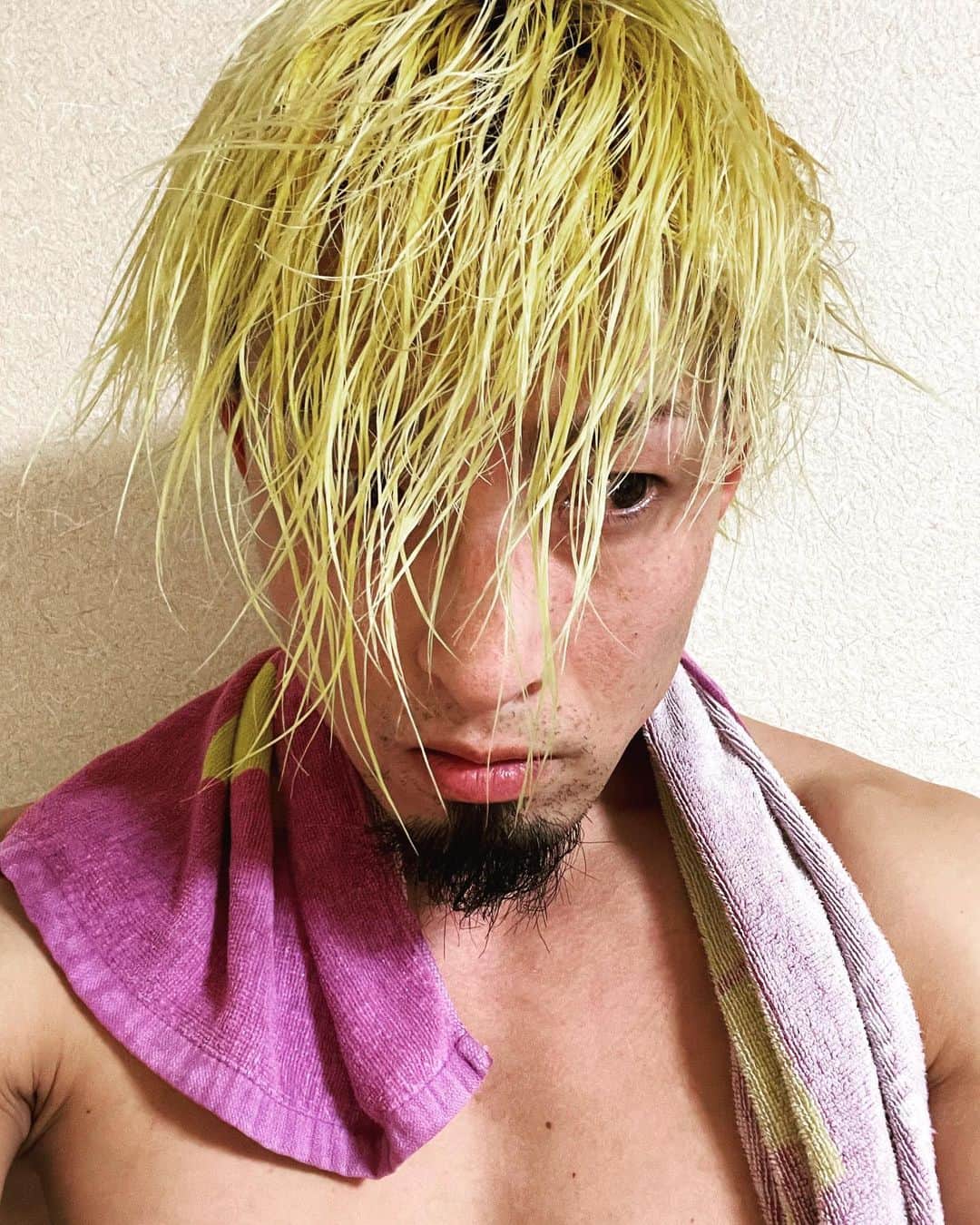 藤田洋平（YO-HEY）のインスタグラム：「なんかちょっと匂うもやしみたいやね。　  #もやし #いや結構あかんやつかな　 #風呂上がり  #一応ゆがいた」