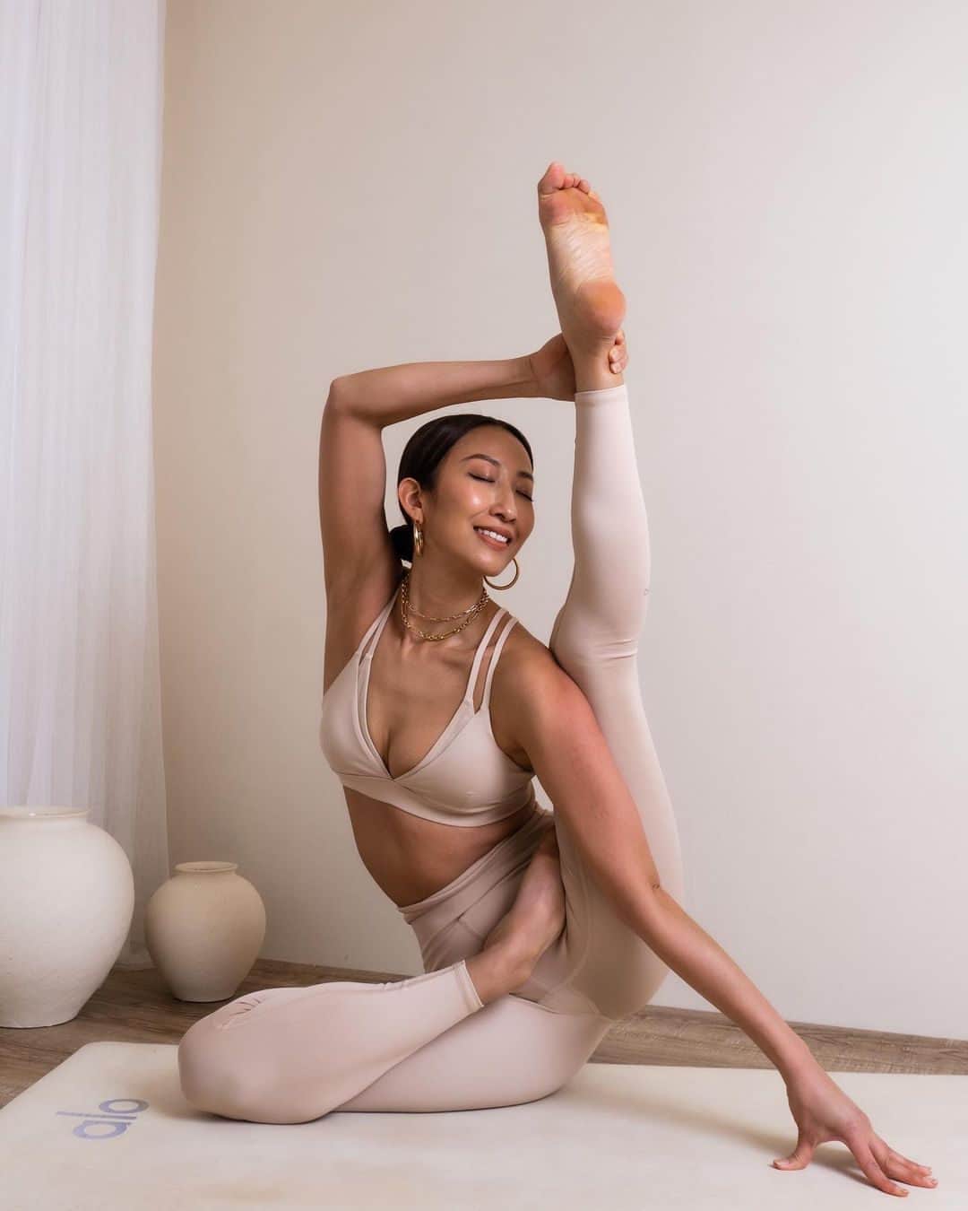 ALO Yogaさんのインスタグラム写真 - (ALO YogaInstagram)「Be grateful for where you are, but excited about where you're going🕊️🤍 @aelee.oh practices in the Layer Up Bra + High Waist Airlift Legging in Macadamia.」6月4日 4時00分 - aloyoga