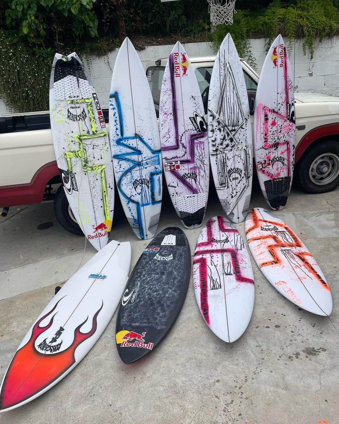 コロヘ・アンディーノのインスタグラム：「Some call it art - I call it easy  Ruining boards around town since 2004  🏄🏼 4 x 5’11.5 drivers / 3 x 5’9 sub - drivers / 5’9 black sheep technology sub- driver / 5’9 aipa sting - sub schorcher ——- all 29 liters」
