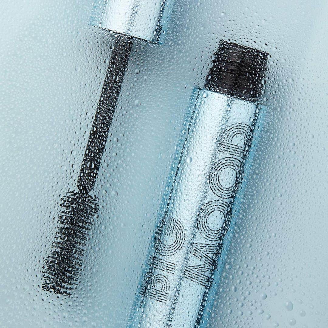 e.l.f.さんのインスタグラム写真 - (e.l.f.Instagram)「A summer ESSENTIAL 🙌 Big Mood Waterproof Mascara has a volumizing and lifting formula that won't budge in the summer heat ☀️   Big Mood Mascara's hourglass brush head features intertwined bristles to load up your look with pigment and separate lashes, while the creamy, jojoba wax-infused formula holds your lashes’ curl all day 🤩  Tap to shop for $8! #elfcosmetics #elfingamazing #eyeslipsface #crueltyfree #vegan」6月4日 4時02分 - elfcosmetics