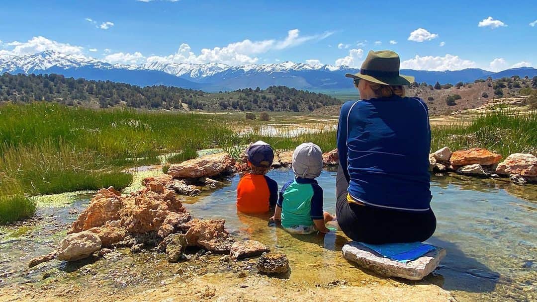 イヴォンヌ・ストラホフスキーのインスタグラム：「Hot springs in the Eastern Sierras with my best travel buddies ♥️♥️」