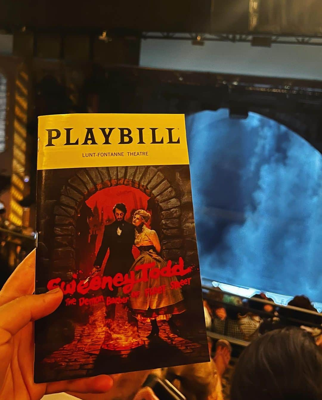 リン・マニュエル・ミランダさんのインスタグラム写真 - (リン・マニュエル・ミランダInstagram)「back from the shadows to let you know there’s some bloody good theatre happening in New York City… don’t miss it🩸💈✂️🔥🔥」6月4日 5時11分 - brookebway