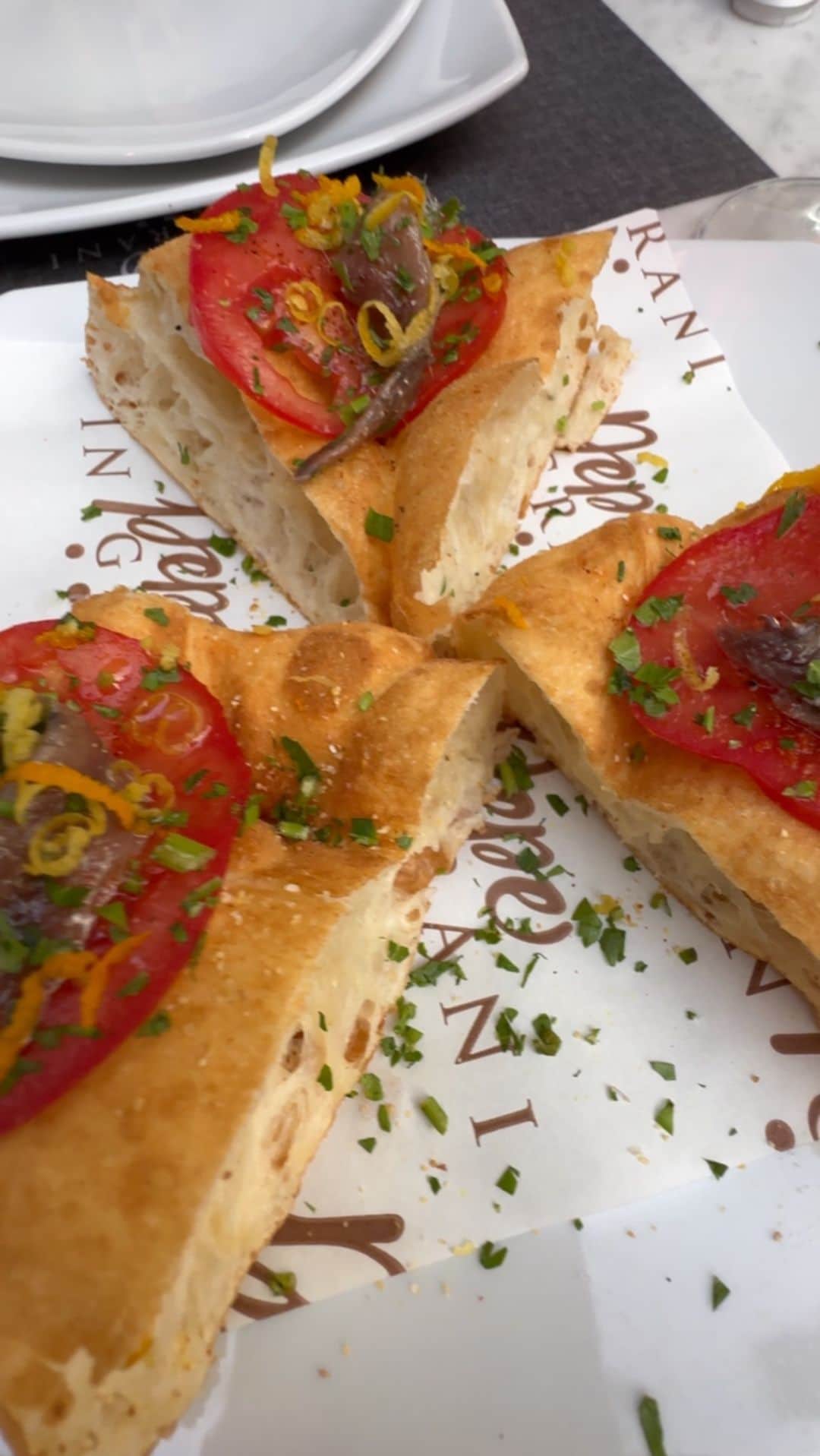 ジャコモ・ジャンニオッティのインスタグラム：「Una serata magica con Mamma e Moglie al indimenticabile @pepe_ingrani . Da quando ho visto la sua puntata su @chefstablenetflix e diventato un sogno venire qui. Stanotte il sogno e stato realizzato. Grazie a Franco Pepe e tutta la sua squadra per sta sera. Non vediamo l’ora di tornare. #apizza #pepeingrani #francopepe #chefstable #netflix #travel #destination #pizza」