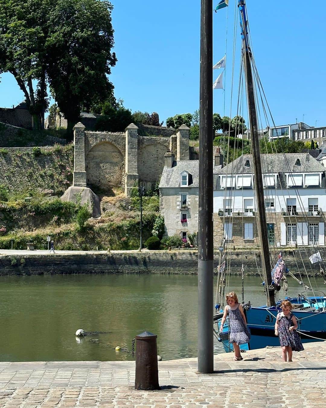 早坂香須子さんのインスタグラム写真 - (早坂香須子Instagram)「パリからフランス北西部に位置するブルターニュ地方に小旅行。  港町オレーは夢のように美しい。 そして猫様も美しい✨  #auray #travel ##journey  #bretagne#香須子旅」6月4日 5時38分 - kazukovalentine