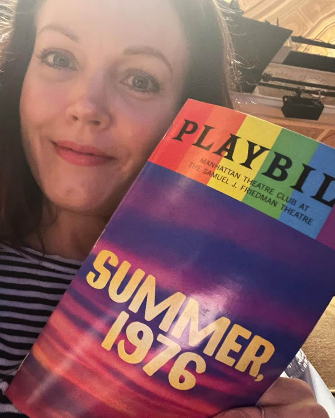 ベラミー・ヤングのインスタグラム：「I'm in & out of #NYC this month, so trying to sneak some #theater in when I'm able. Didn't want to miss this clash of the TITANS: #Summer, 1976 @mtc_nyc #Broadway. 👑 While I looked forward to an acting masterclass, WOW was I not at all prepared for the BEAUTY of this PLAY. So delicately observed, yet so EPIC. Humbly holding all that's ineffable abt being human in its 90 little minutes. It continues to be a tricky time in my life, & I didn't know how much I needed to laugh & to listen, to be transported & to arrive back at myself transformed. I really appreciate everyone involved. Thank you, #DavidAuburn , for so deftly making space in this noisy world for this story, for these women. Thank you, #DanielSullivan , for polishing the gems you were working with so that they could shine their brightest. And @itsmelauralinney & #JessicaHecht , I've been consistently grateful for & to you for as long as I've been paying attention, but TODAY was EXTRA: you are formidable alone, but together, you are MAGIC.  Sending everyone so much love. Hope however you're spending today, it's inspiring & nourishing you! 💗❤️💗❤️」