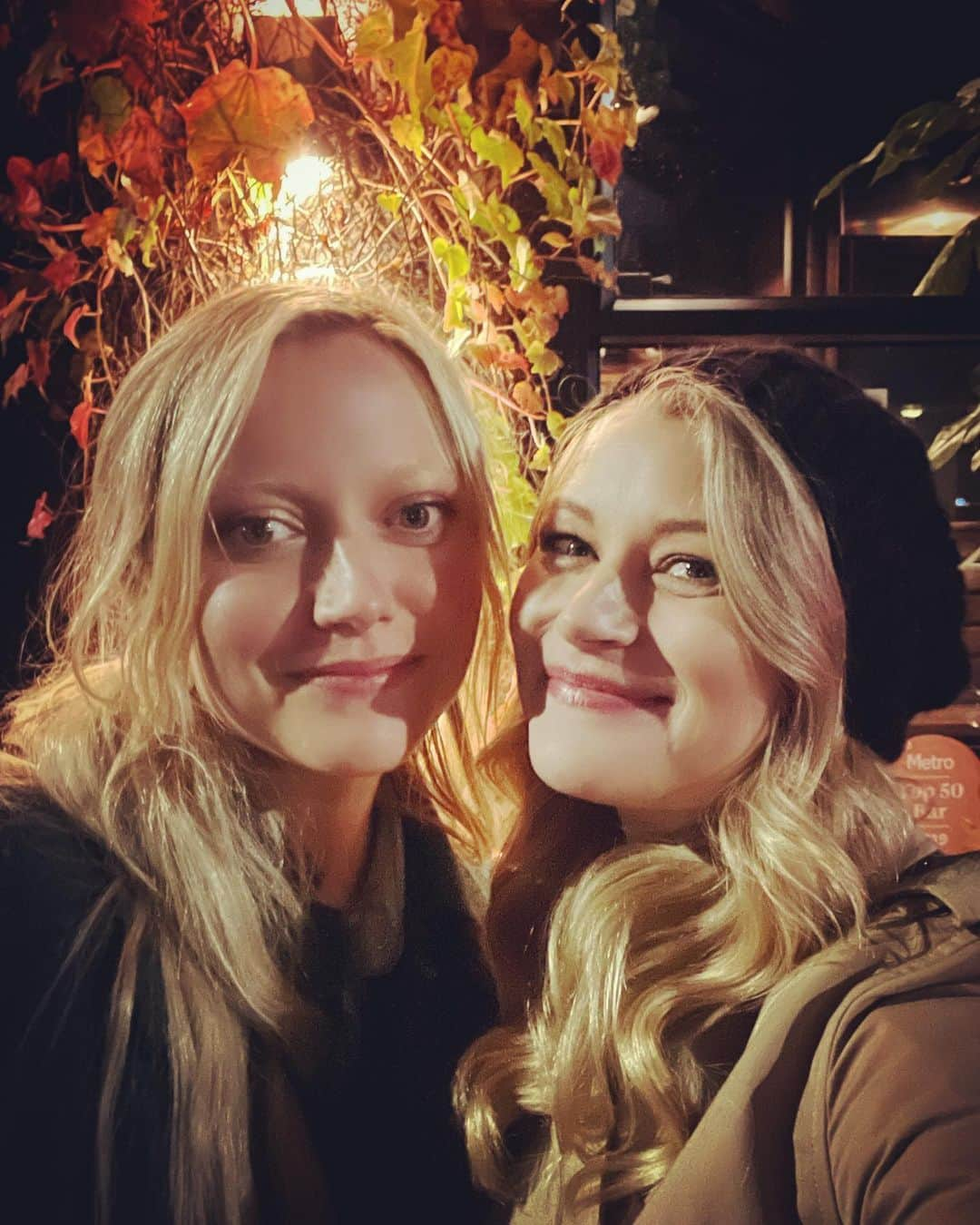 エミリー・デ・レイヴィンのインスタグラム：「We were very into the Autumnal vines 🍁  #belleandelsa #melbounegirlsdoauckland」