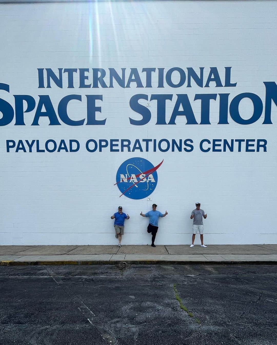 ジェフリー・ロスのインスタグラム：「My buds and I got a cool tour today @nasa before my shows. This is all I’m allowed to post. Thanks Jenna & Chris — what an extraordinary place you work.」