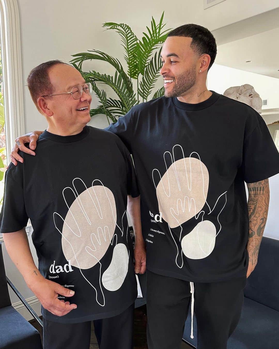 リアン Vのインスタグラム：「Fathers Day is coming up! ✨New Dad tshirts and dad hats available on @shoplianev ✨ Order now to get it in time for Fathers Day! 🖤」