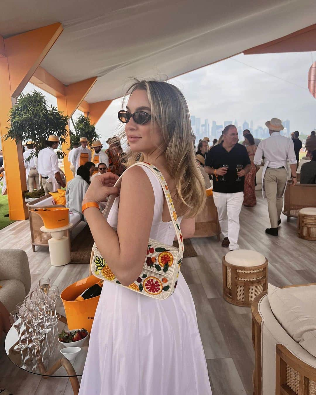 アレクサ・ロジーさんのインスタグラム写真 - (アレクサ・ロジーInstagram)「@veuveclicquot polo classic 🥂🍾 #vcpoloclassic」6月4日 6時19分 - alexalosey