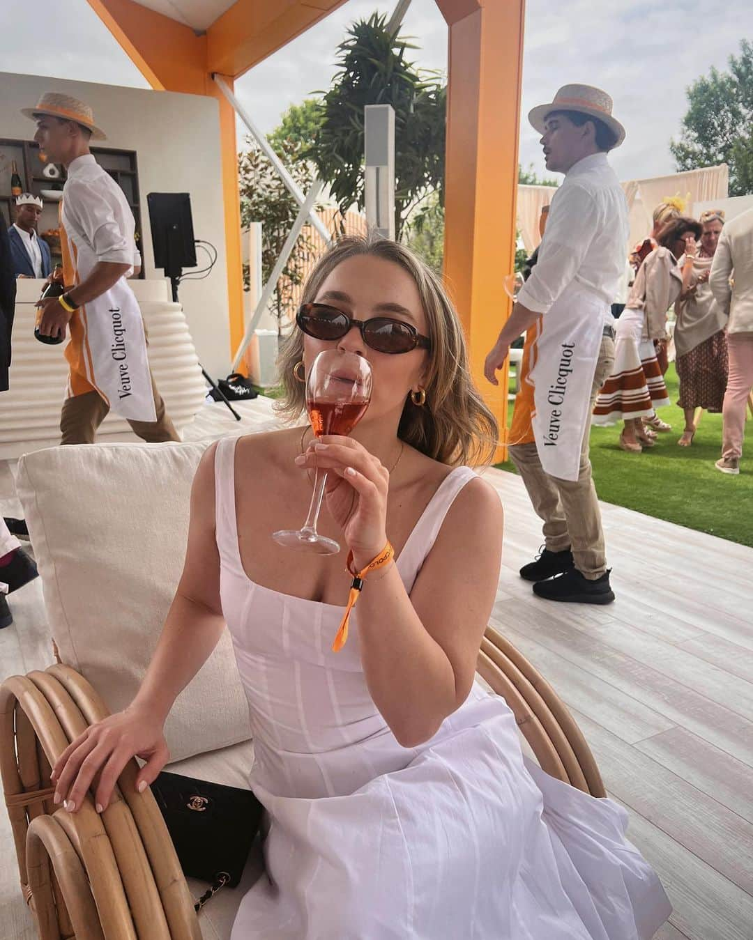 アレクサ・ロジーさんのインスタグラム写真 - (アレクサ・ロジーInstagram)「@veuveclicquot polo classic 🥂🍾 #vcpoloclassic」6月4日 6時19分 - alexalosey