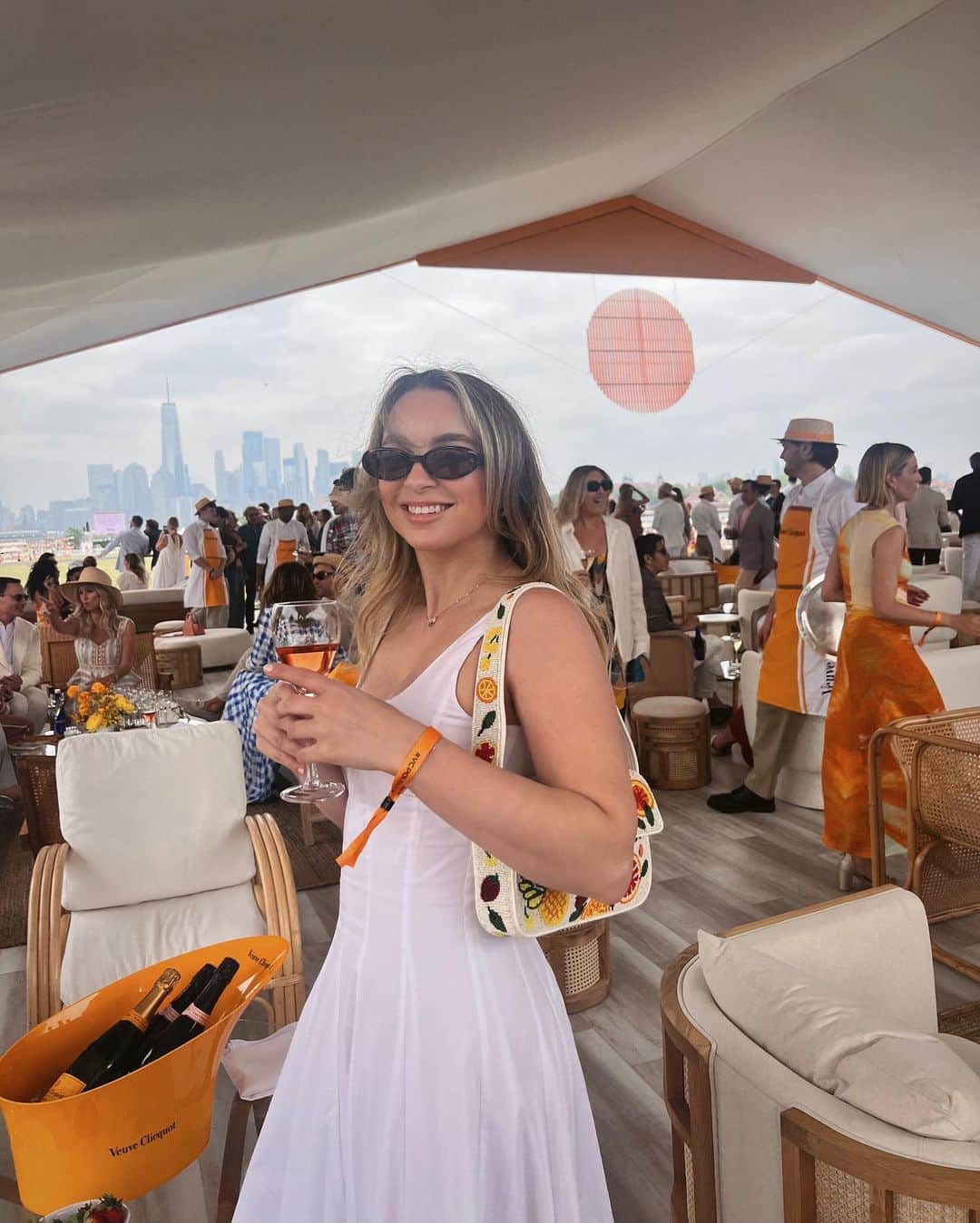 アレクサ・ロジーのインスタグラム：「@veuveclicquot polo classic 🥂🍾 #vcpoloclassic」