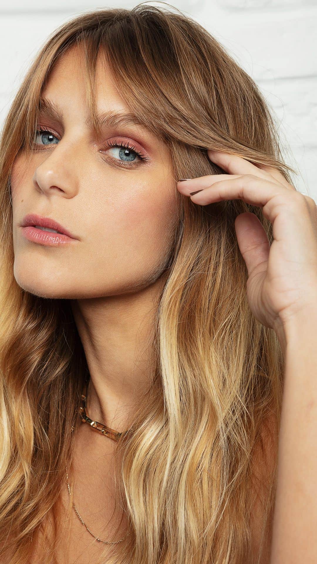 イザベラ・サントーニのインスタグラム：「Franjinha atualizada que fala, né? 😜  Corte: @claudiafernandesf_  Foto: @rpenna   #Hair #Haircut」