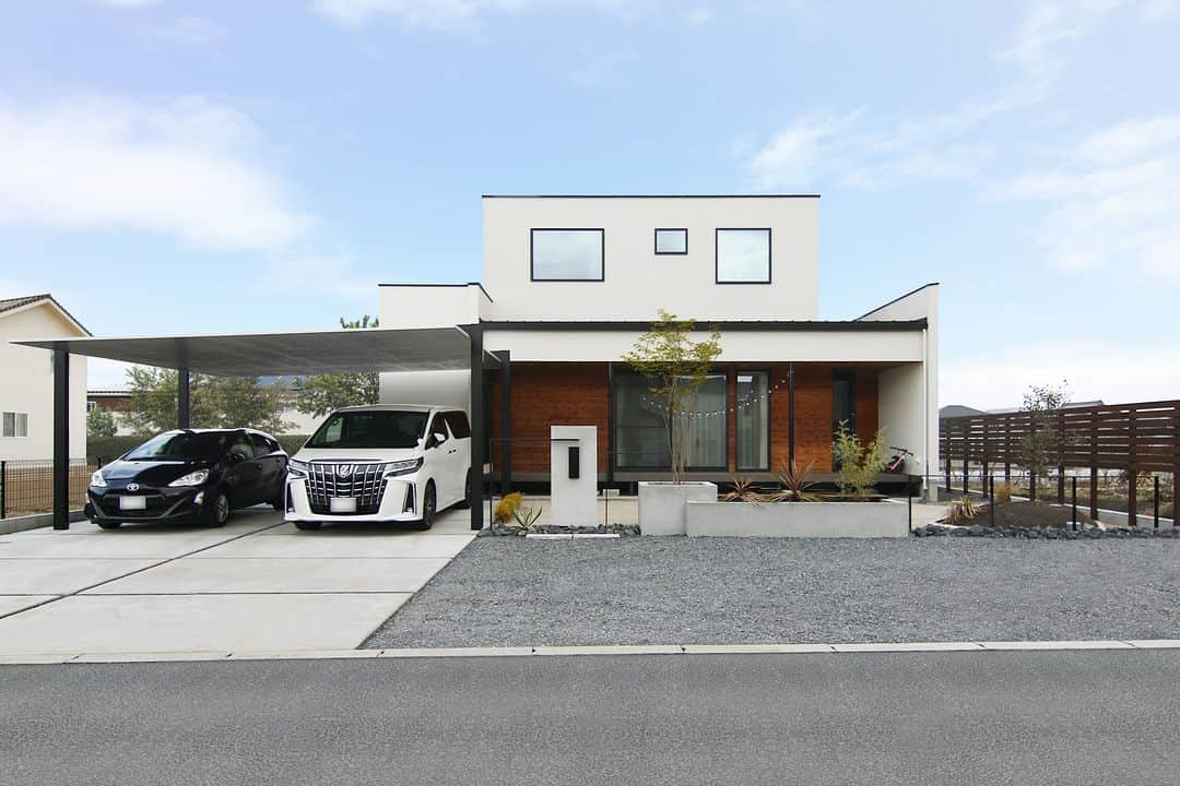伸和建設株式会社のインスタグラム：「お家の相談は伸和建設へ♪ 施工事例⇒ @shinwa_kensetsu  〝大きな庇のある家〟  📝 白×木目 カーポート 外構  #伸和建設 #TheValueFromLiving #住んでからの価値を  ----------------------------------------------------- ✨公式YouTubeチャンネル開設✨ ----------------------------------------------------- 👉ルームツアー動画も公開中♪ 　 チャンネル登録をお願いします🎀 . ～ご来場のお客様へ～  マスク着用😷は任意とさせて頂きます。 検温・手指の消毒に引き続きご協力をお願いします。  スタッフブログも随時更新中♪ おうち時間のおともに💁‍♀️  #新築 #注文住宅 #リフォーム  #デザイン住宅 #デザインハウス #design #工務店 #岐阜工務店 #岐阜の工務店 #自然素材 #かっこいい家 #おしゃれな家 #インテリア #家族のいる暮らし #子供のいる暮らし #失敗しない家づくり #家事動線 #家事ラク #マイホーム #マイホーム計画 #マイホーム記録 #施工事例 #暮らし #心地いい暮らし」