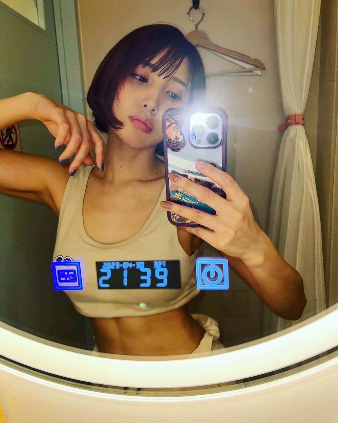 小島みゆのインスタグラム：「1人用の個室サウナで 怪談を聞きながらサ活　♨️」