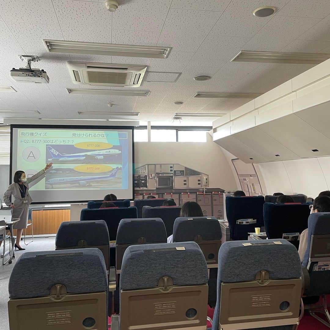 東京観光専門学校さんのインスタグラム写真 - (東京観光専門学校Instagram)「こんにちは！エアライン・エアポート学科です✈️☁️  本日は、『JAL・ANA大研究』を行いました❗️ 実際に両社で働かれていた先生方から、JALとANAそれぞれの特徴などを学びました✏️🗒  両社の歴史や企業理念、求める人物像を学ぶことができ、航空業界の基礎知識を固められたのではないでしょうか⁉️✈️  次回【6月11日(日)】のオープンキャンパスでは、航空業界入門講座を行います‼️ 航空業界に興味を持っている方、ぜひTOKANで講座を受けてみませんか？👀  皆様のご予約、お待ちしています！👍🏻🫶🏻  #東京観光専門学校 #エアライン学科 #グランドスタッフ #キャビンアテンダント #グランドスタッフになりたい #キャビンアテンダントになりたい #エアライン志望 #エアライン就活」6月4日 17時43分 - tokan_1967