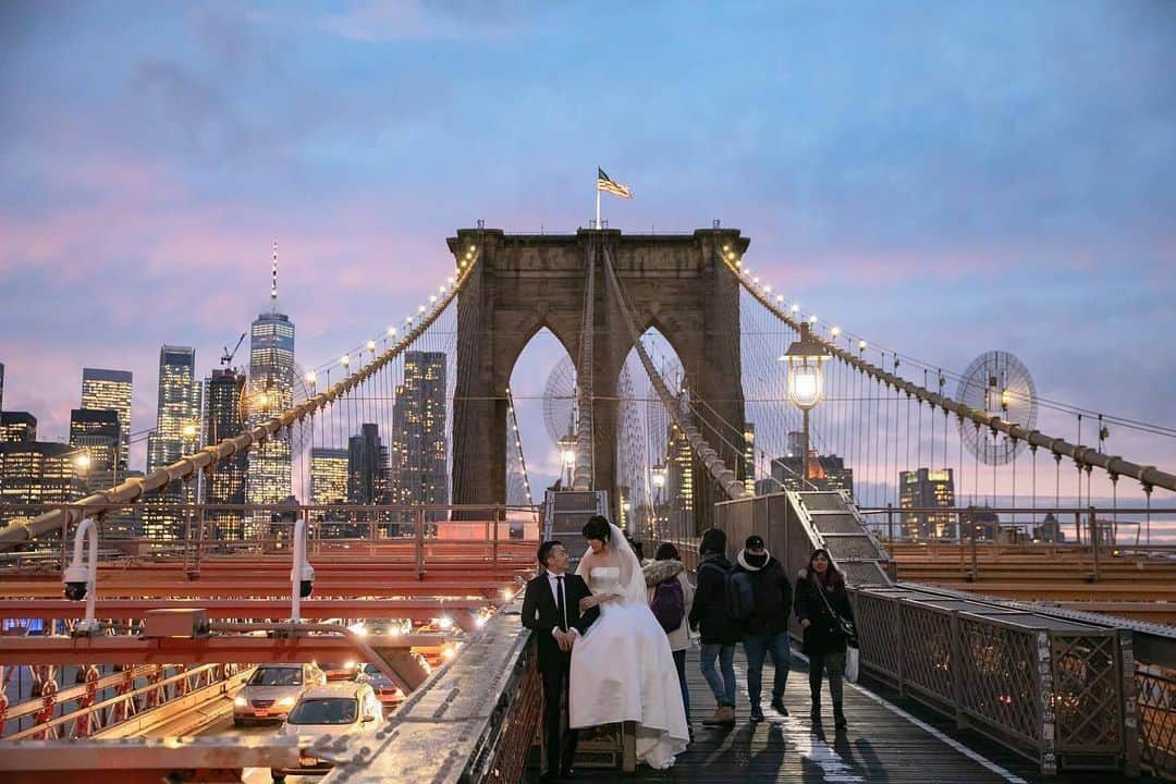 ラヴィ•ファクトリーさんのインスタグラム写真 - (ラヴィ•ファクトリーInstagram)「. 【写真で叶える結婚式】 . まるで映画のシーンを切り取ったような ニューヨークのブルックリン橋での一枚📸🗽  日常の中に感じる非日常が とても特別な一枚です🤍  . —————— ラヴィファクトリー: @world_location_photowedding AREA:New York —————— @laviefactoryをフォローして #laviefactory #ラヴィファクトリー のハッシュタグをつけて お写真を投稿してみてくださいね✳︎ . こちらの公式IG（@laviefactory） で取り上げさせていただきます✨ . 思わず笑顔になれるハートのある 「家族写真」はラヴィクルール* >>>@laviecouleur_official . #wedding #weddingphotography #photo  #ハートのある写真 #instawedding #結婚写真 #ウェディング #ウェディングフォト #撮影指示書 #ロケーションフォト #前撮り#写真好きな人と繋がりたい #フォトウェディング #卒花 #後撮り #ウェディングニュース #前撮り小物 #前撮りフォト #前撮りアイテム #ウェディング撮影 #撮影構図 #前撮りアイディア #撮影指示書 #花嫁コーディネート #ハネムーン #ニューヨーク前撮り #ニューヨーク #ニューヨーク旅行」6月4日 17時43分 - laviefactory