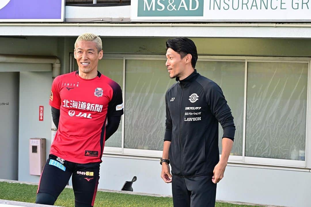 菅野孝憲さんのインスタグラム写真 - (菅野孝憲Instagram)「北海道コンサドーレ札幌でのJ1リーグ戦100試合目  知人に言われて初めて気づきました笑  そんな節目の試合が柏レイソルとなのも縁を感じますね。  両チームの熱いサポーターのお陰で最高の雰囲気のスタジアムでの試合は最高に幸せでした。  ありがとうございました。  GKとして勝ってよしと思ってはいけない試合でしたが…  また今日からコツコツ積み上げていきます。  すべては次の試合の勝利のために！  共に闘ってくれるサポーターのために！  #北海道コンサドーレ札幌 #柏レイソル #ありがとうございました」6月4日 16時17分 - sugenotakanori