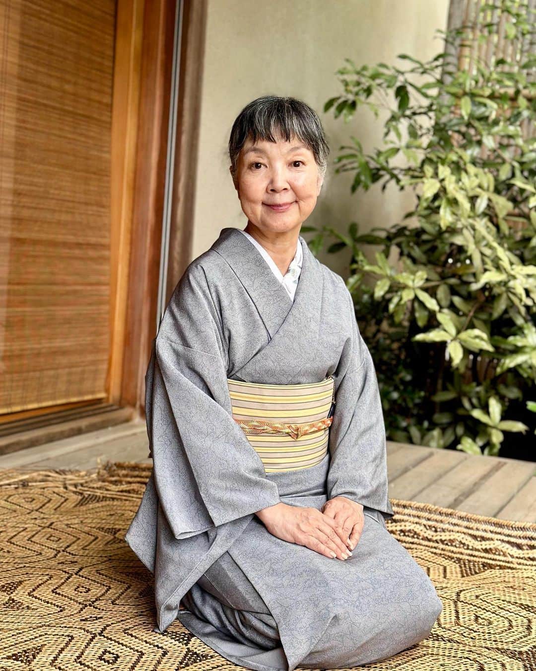 のインスタグラム：「江戸小紋展2日目 お話し会にお越しの皆さま、ありがとうございました。 小宮康正さんのサポートに感謝！ @silklab88 #シルクラブ #江戸小紋展  #小宮康正 #単衣 #笠に犬  #小倉織 #築城則子 #幻月  #唐組 #真弓 #道明  次回は11日13時半から☺︎」