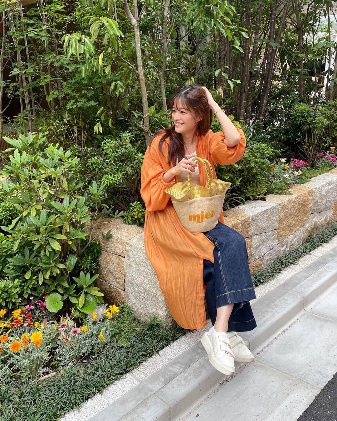 森田紗英さんのインスタグラム写真 - (森田紗英Instagram)「_ 急に夏になりましたね🍃 今日は新しいバッグを持って 旦那さんとランチした後、 少しお散歩してきました◎ _ @bag_hayni の くまのハチミツっていうバッグ なんだけど、めちゃめちゃ可愛い😂 フランス語でハチミツ！ ってどでかいロゴが入ってて、 上のフリルの形が絶妙💕 これからのヘビロテアイテムになりそう〜◎ _ それにしても、 そろそろリタッチしないと 本当に頭頂部ひどいね笑 自然光の下だと尚更！笑 _ _ _ #HAYNI #ヘイニ #トートバッグ  #かごバッグ #かごバック #カゴバッグ #カゴバック #トート #バッグ #totebag  #夏バッグ #今日のバッグ  #大人カジュアルコーデ #タイアップ  #大人カジュアル #大人可愛い #高見えバッグ #高見えコーデ #pr #🍯」6月4日 16時11分 - moricoff