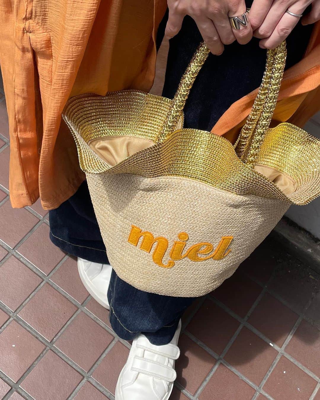 森田紗英さんのインスタグラム写真 - (森田紗英Instagram)「_ 急に夏になりましたね🍃 今日は新しいバッグを持って 旦那さんとランチした後、 少しお散歩してきました◎ _ @bag_hayni の くまのハチミツっていうバッグ なんだけど、めちゃめちゃ可愛い😂 フランス語でハチミツ！ ってどでかいロゴが入ってて、 上のフリルの形が絶妙💕 これからのヘビロテアイテムになりそう〜◎ _ それにしても、 そろそろリタッチしないと 本当に頭頂部ひどいね笑 自然光の下だと尚更！笑 _ _ _ #HAYNI #ヘイニ #トートバッグ  #かごバッグ #かごバック #カゴバッグ #カゴバック #トート #バッグ #totebag  #夏バッグ #今日のバッグ  #大人カジュアルコーデ #タイアップ  #大人カジュアル #大人可愛い #高見えバッグ #高見えコーデ #pr #🍯」6月4日 16時11分 - moricoff
