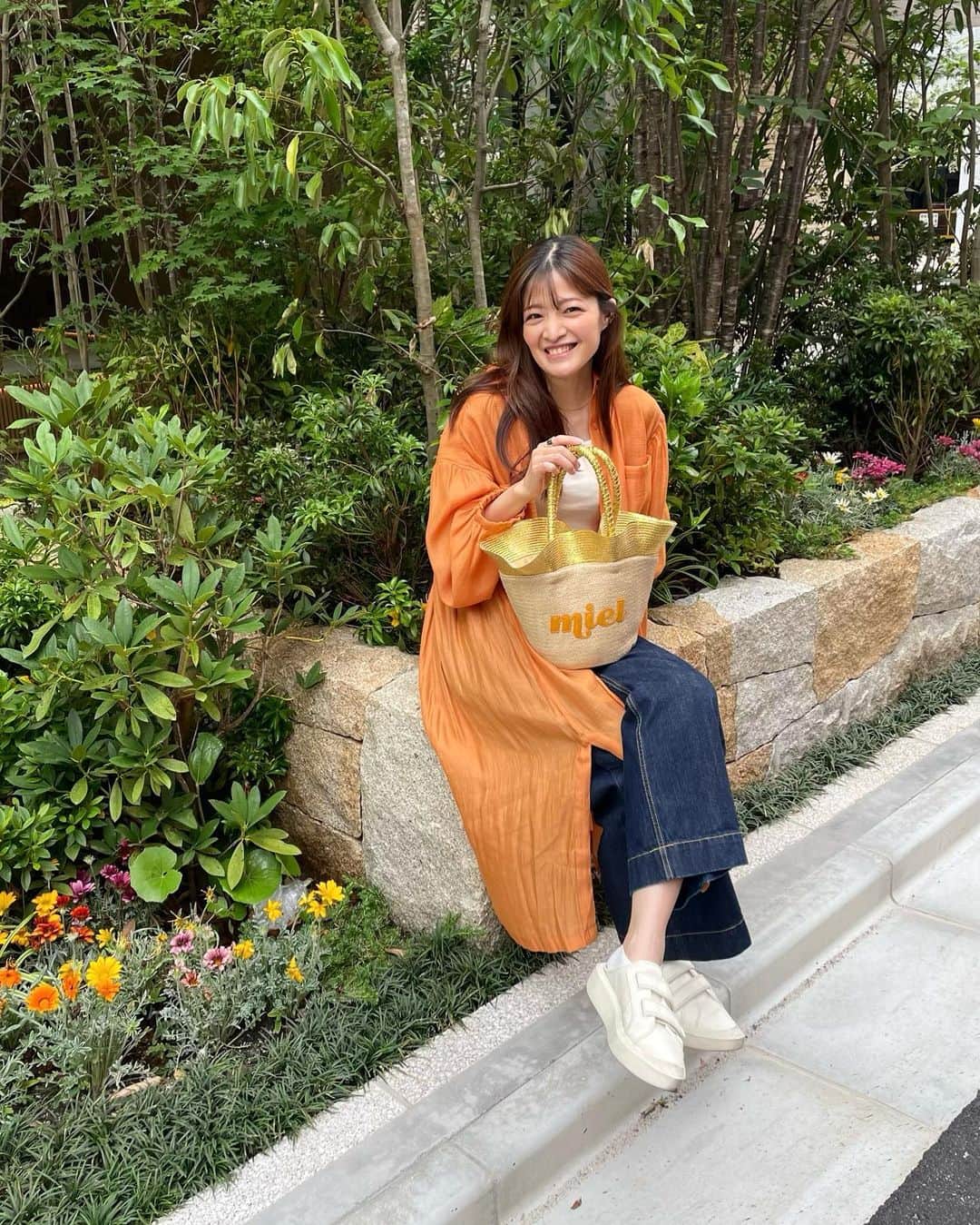 森田紗英さんのインスタグラム写真 - (森田紗英Instagram)「_ 急に夏になりましたね🍃 今日は新しいバッグを持って 旦那さんとランチした後、 少しお散歩してきました◎ _ @bag_hayni の くまのハチミツっていうバッグ なんだけど、めちゃめちゃ可愛い😂 フランス語でハチミツ！ ってどでかいロゴが入ってて、 上のフリルの形が絶妙💕 これからのヘビロテアイテムになりそう〜◎ _ それにしても、 そろそろリタッチしないと 本当に頭頂部ひどいね笑 自然光の下だと尚更！笑 _ _ _ #HAYNI #ヘイニ #トートバッグ  #かごバッグ #かごバック #カゴバッグ #カゴバック #トート #バッグ #totebag  #夏バッグ #今日のバッグ  #大人カジュアルコーデ #タイアップ  #大人カジュアル #大人可愛い #高見えバッグ #高見えコーデ #pr #🍯」6月4日 16時11分 - moricoff