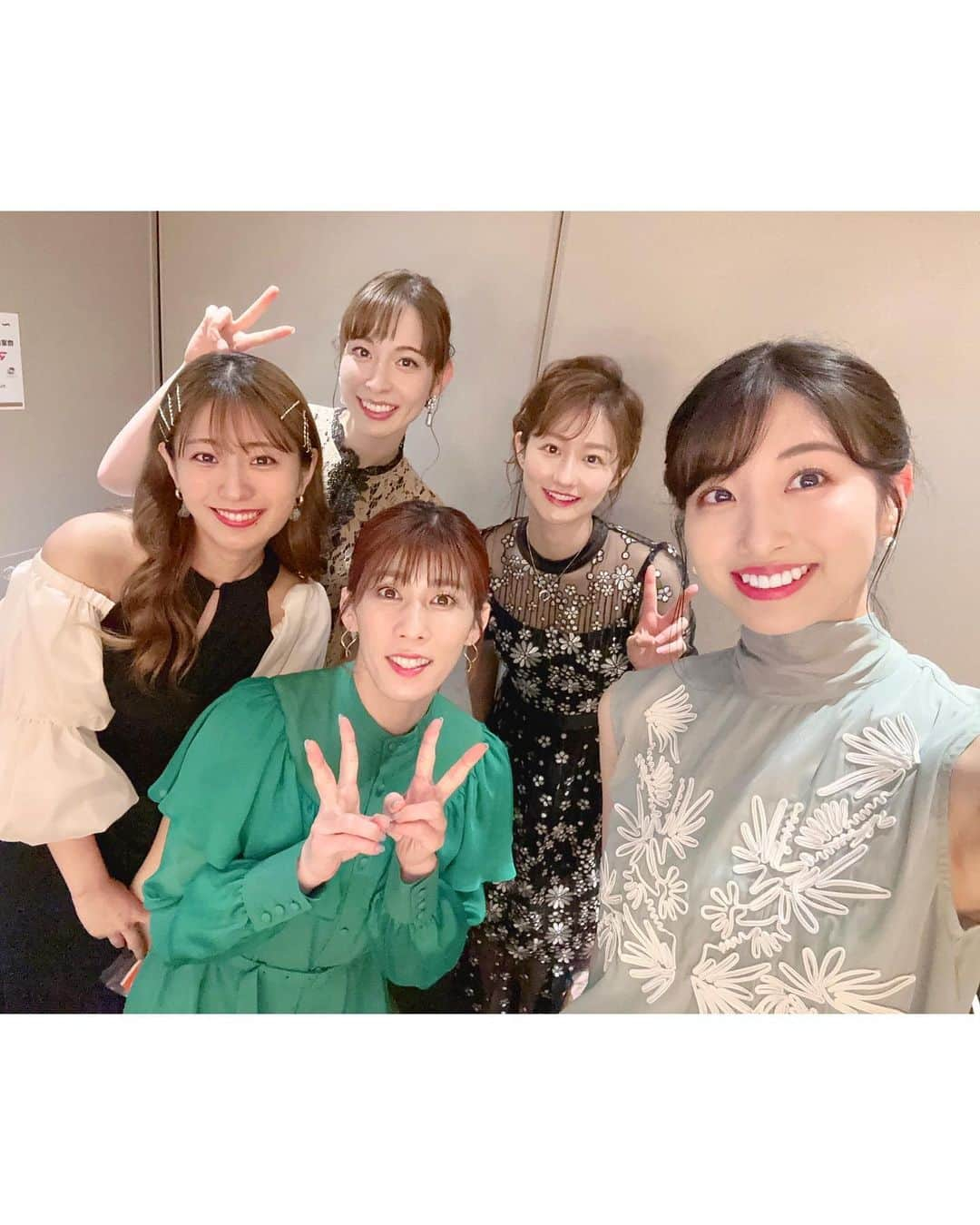 今井麻椰のインスタグラム：「今年のアワードショーの思い出😌✨  女子の楽屋ワイワイ❤️ 吉田沙保里さんと可愛い妹たち😘  テーブルご一緒させていただいた、 長田智希選手🏉と、土井レミイ杏利選手🤾楽しかったです✨！！  スポーツの垣根を超えて素敵な時間でした✨ 受賞された皆様、改めておめでとうございます☺️✨  #Bリーグ #bleague #Bリーグアワード」